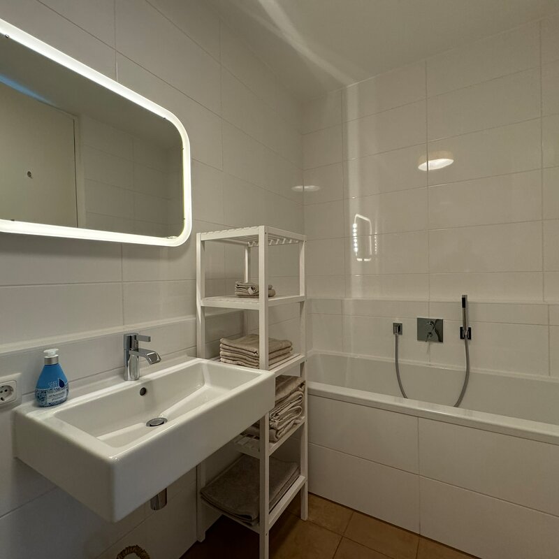 Badezimmer mit Badewanne und Dusche | © PSG