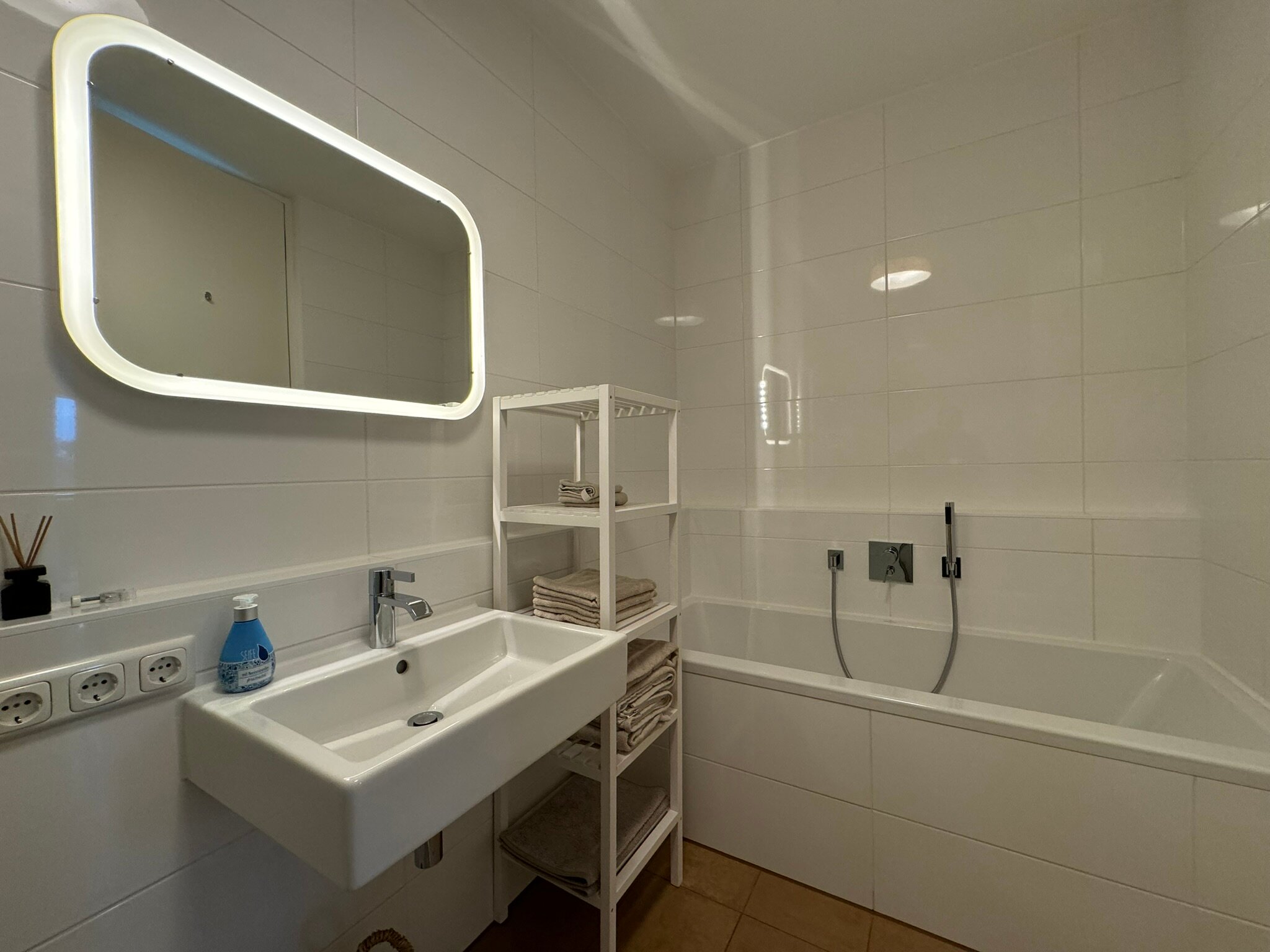 Badezimmer mit Badewanne und Dusche | © PSG