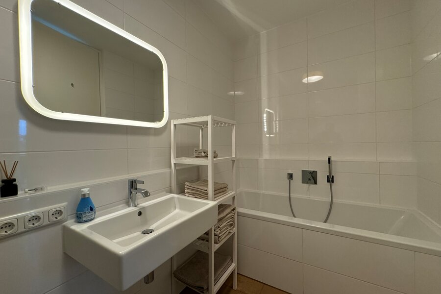 Badezimmer mit Badewanne und Dusche | © PSG