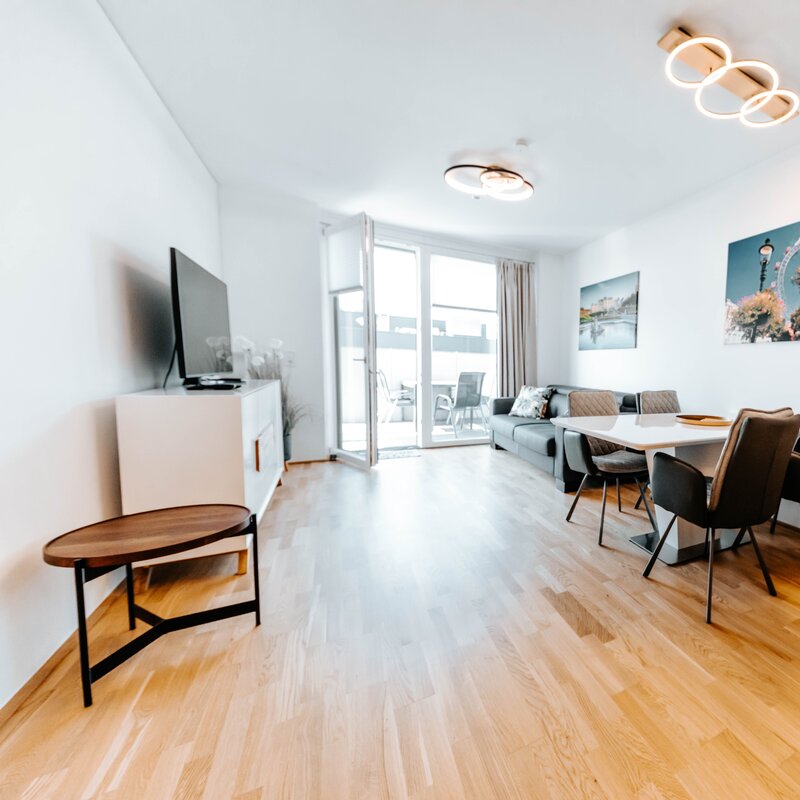 Bright living area with dining table & balcony – 3-room apartment, short-term rental Vienna, temporary housing 1 to 6 months