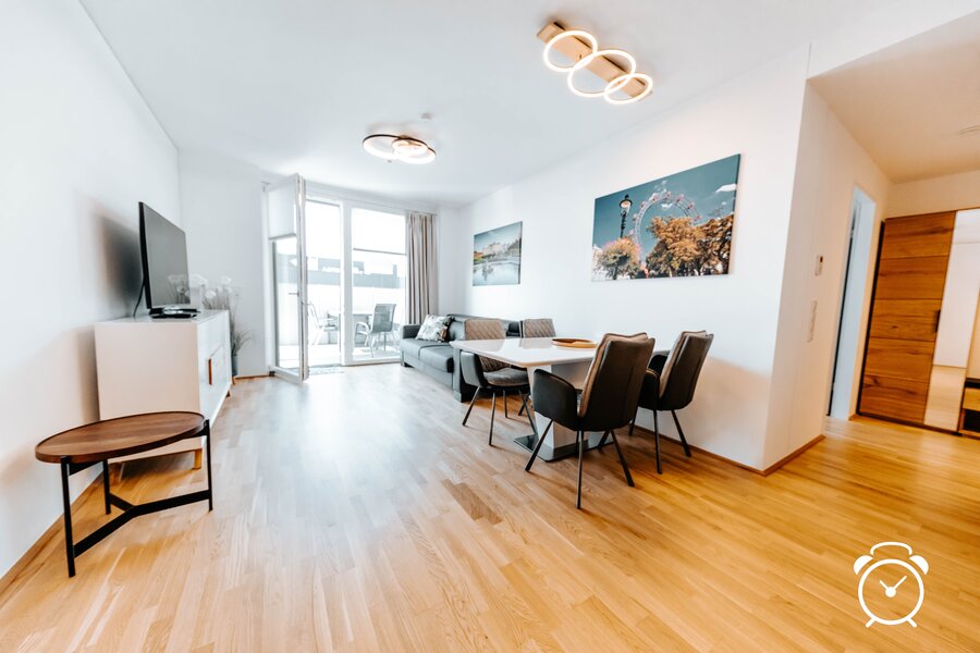 Bright living area with dining table & balcony – 3-room apartment, short-term rental Vienna, temporary housing 1 to 6 months