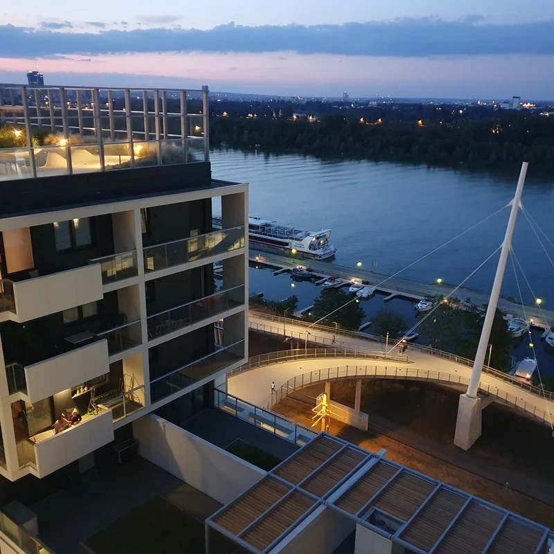 Blick auf die Donau und den kleinen Zwillingsturm des Gebäudes.