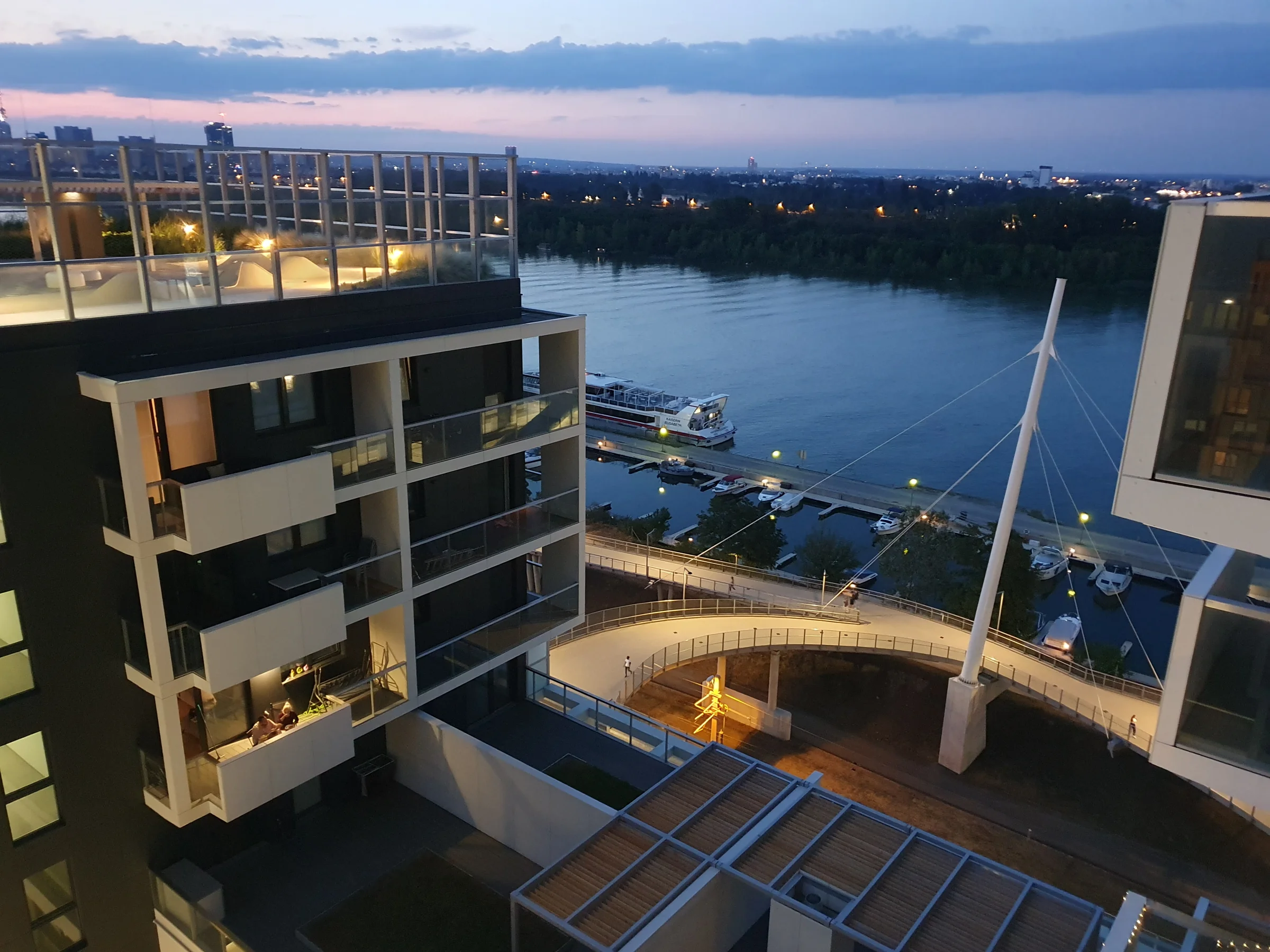 Blick auf die Donau und den kleinen Zwillingsturm des Gebäudes.