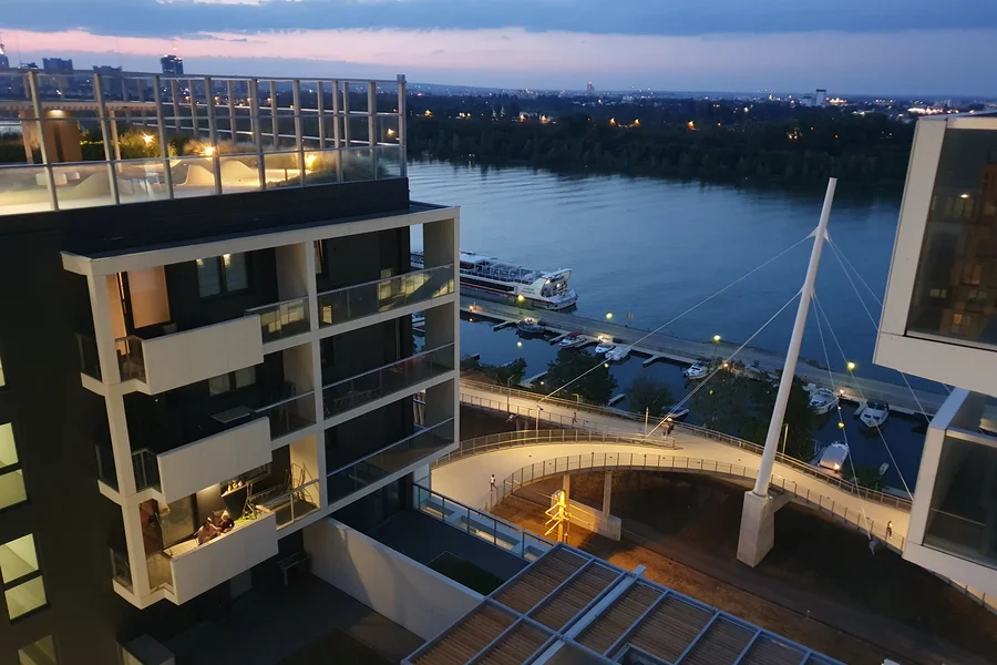 Blick auf die Donau und den kleinen Zwillingsturm des Gebäudes.