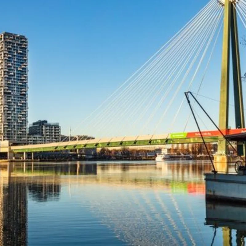 Marina Tower vor der Donau