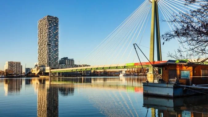 Marina Tower vor der Donau