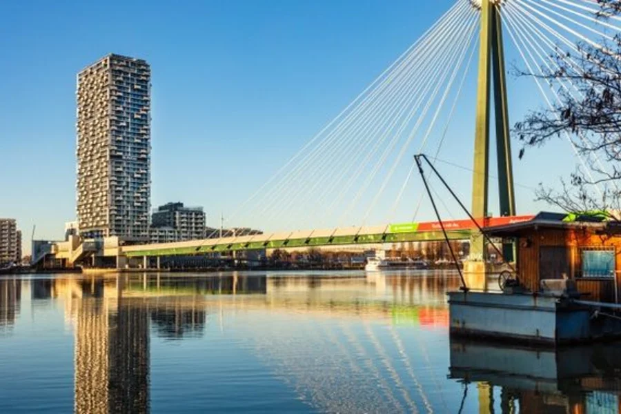 Marina Tower vor der Donau