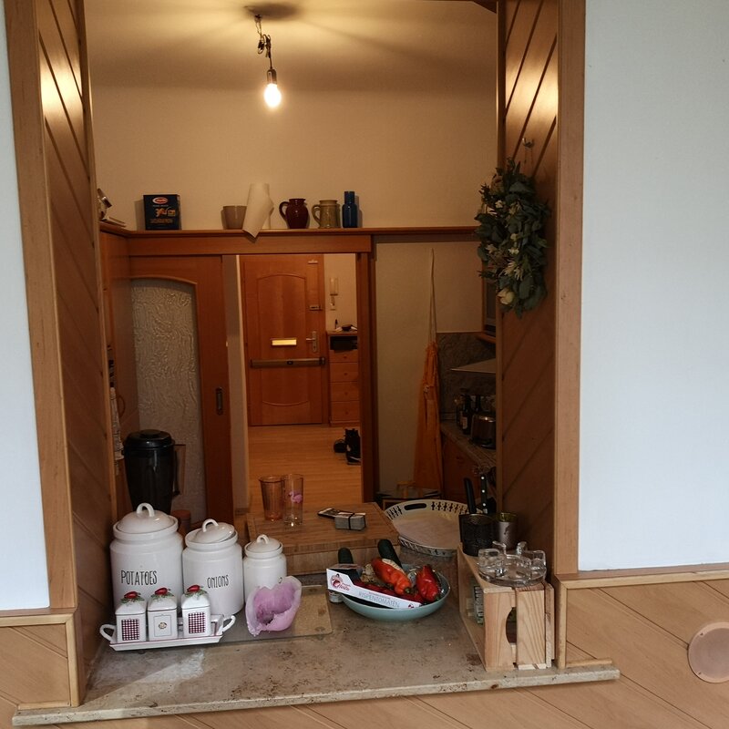 Durchreiche mit Blick in den Flur