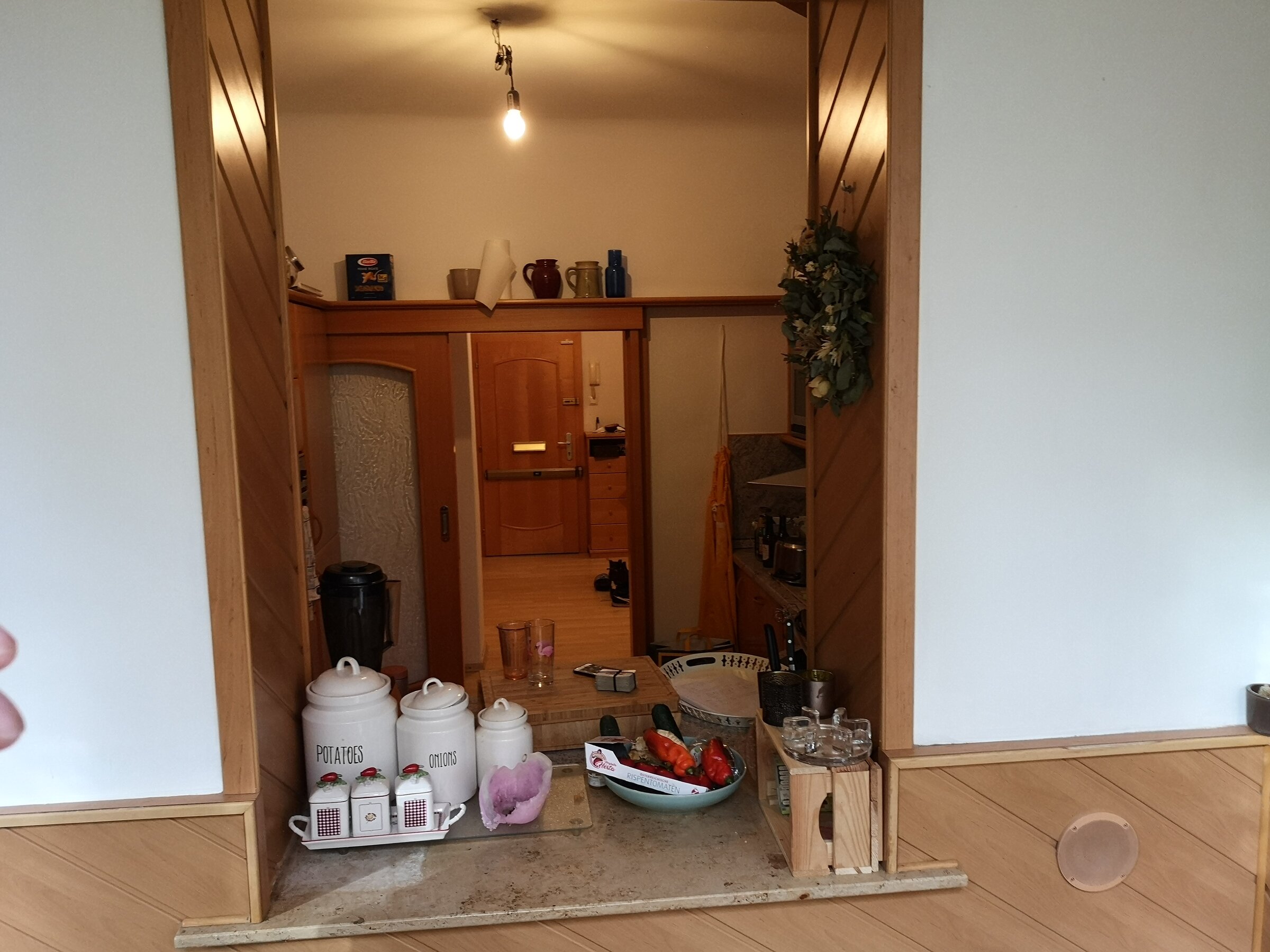 Durchreiche mit Blick in den Flur