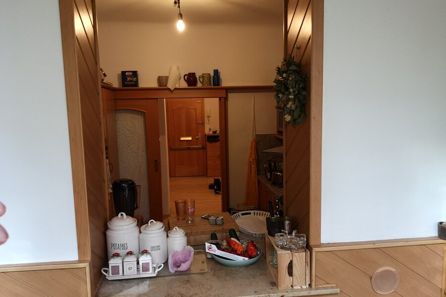 Durchreiche mit Blick in den Flur