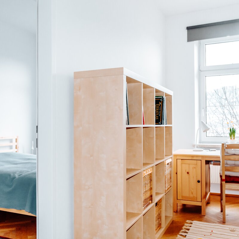 Bright study with wood furniture & sleeping area – 2-room apartment for short-term rental & temporary housing for 1 to 6 months in Innsbruck