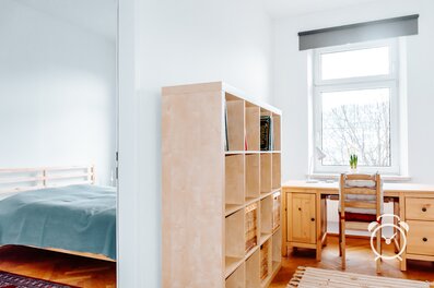 Bright study with wood furniture & sleeping area – 2-room apartment for short-term rental & temporary housing for 1 to 6 months in Innsbruck