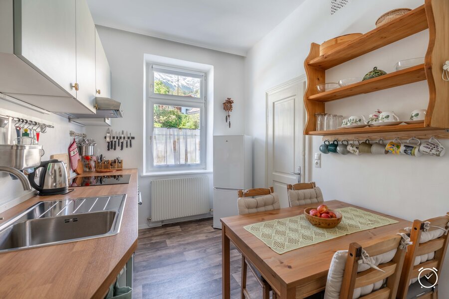 Helle Wohnküche mit Esstisch – 2-Zimmer Wohnung zur Kurzzeitmiete & Wohnen auf Zeit für 1 bis 6 Monate in Innsbruck