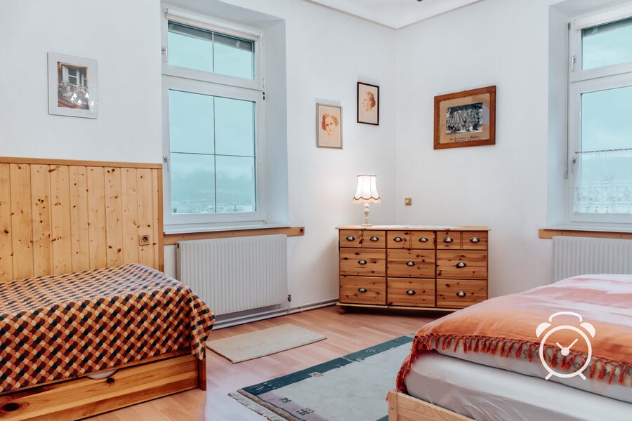 Bright bedroom with wooden furniture – 2-room apartment, short-term rental & temporary housing for 1 to 6 months in Innsbruck