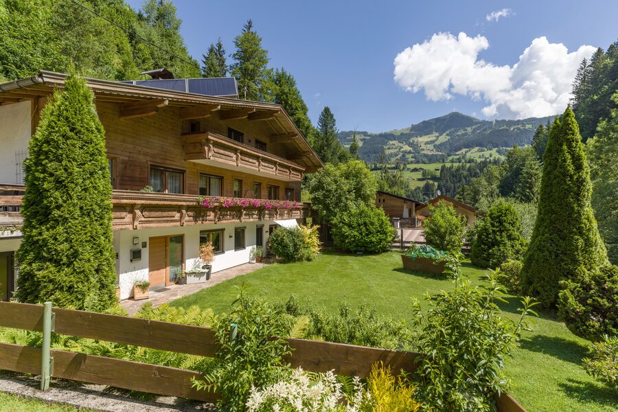 Tyrolean chalet with garden: 3-room apartment, short-term rental & temporary housing for 1 to 6 months in Hopfgarten im Brixental.