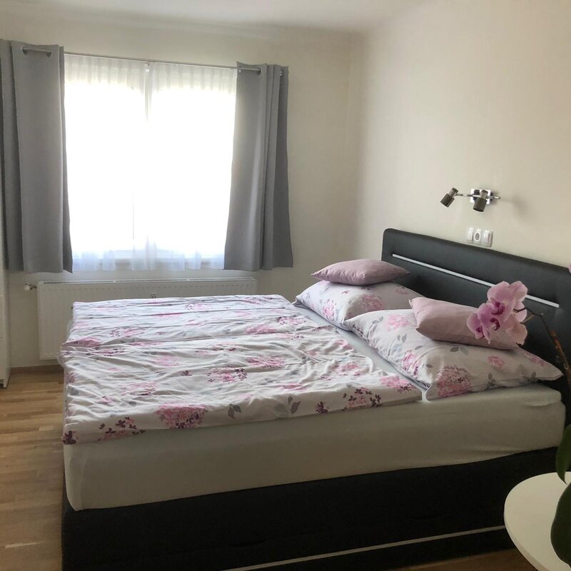 Wohnschlafzimmer mit TV 