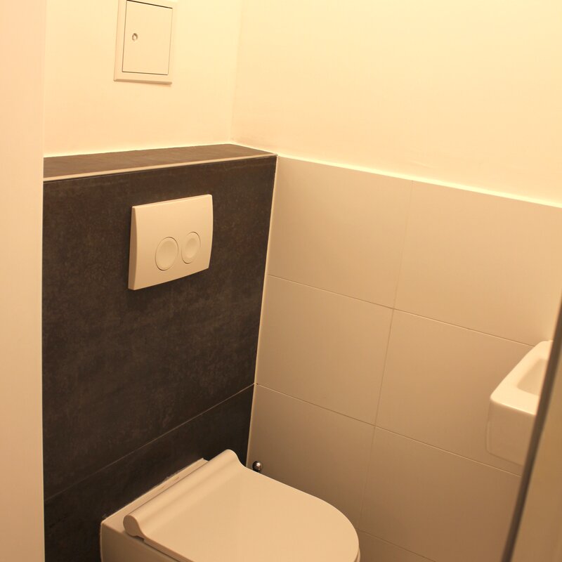Toilette mit Waschbecken