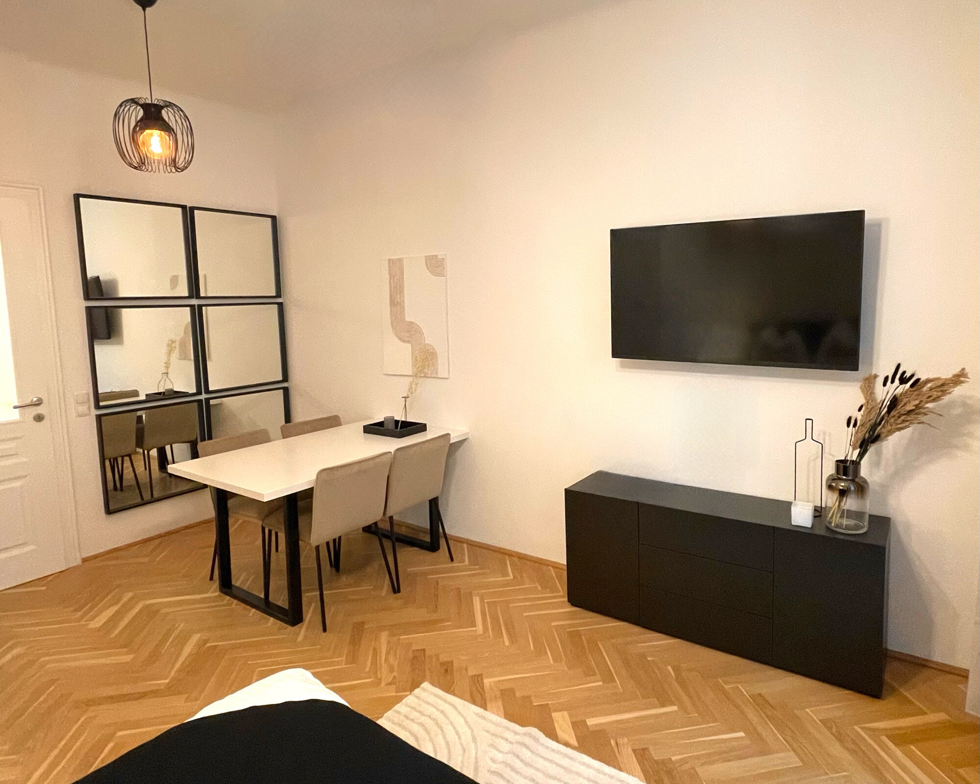 Overview bedroom & living room