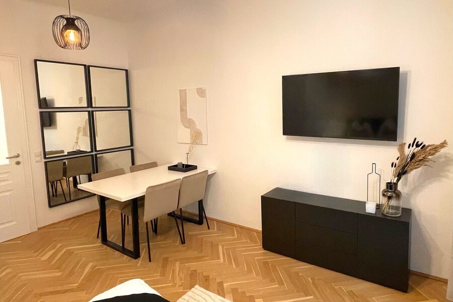 Overview bedroom & living room