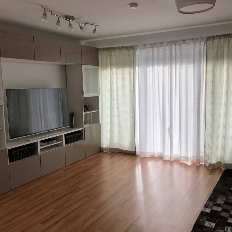 Helles Wohnzimmer mit TV-Wand & Parkettboden – Haus zur Kurzzeitmiete & Wohnen auf Zeit für 1 bis 6 Monate in Salzburg