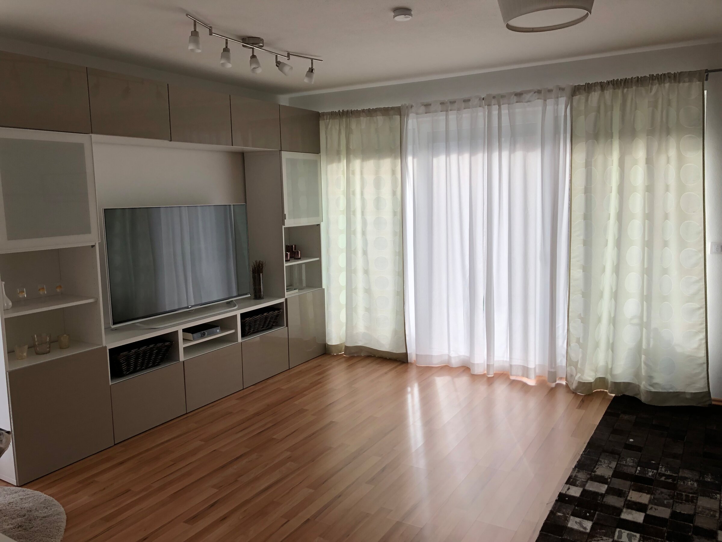 Helles Wohnzimmer mit TV-Wand & Parkettboden – Haus zur Kurzzeitmiete & Wohnen auf Zeit für 1 bis 6 Monate in Salzburg