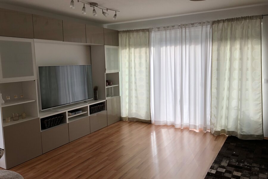 Helles Wohnzimmer mit TV-Wand & Parkettboden – Haus zur Kurzzeitmiete & Wohnen auf Zeit für 1 bis 6 Monate in Salzburg