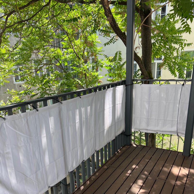 Der Balkon liegt auf der Südseide, halb beschattet unter einem Götterbaum | © Jeanne Szilit