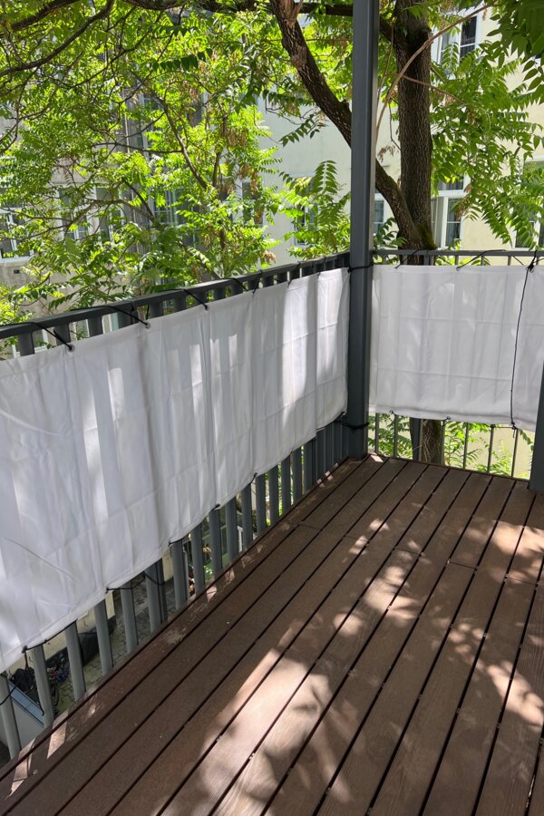 Der Balkon liegt auf der Südseide, halb beschattet unter einem Götterbaum | © Jeanne Szilit