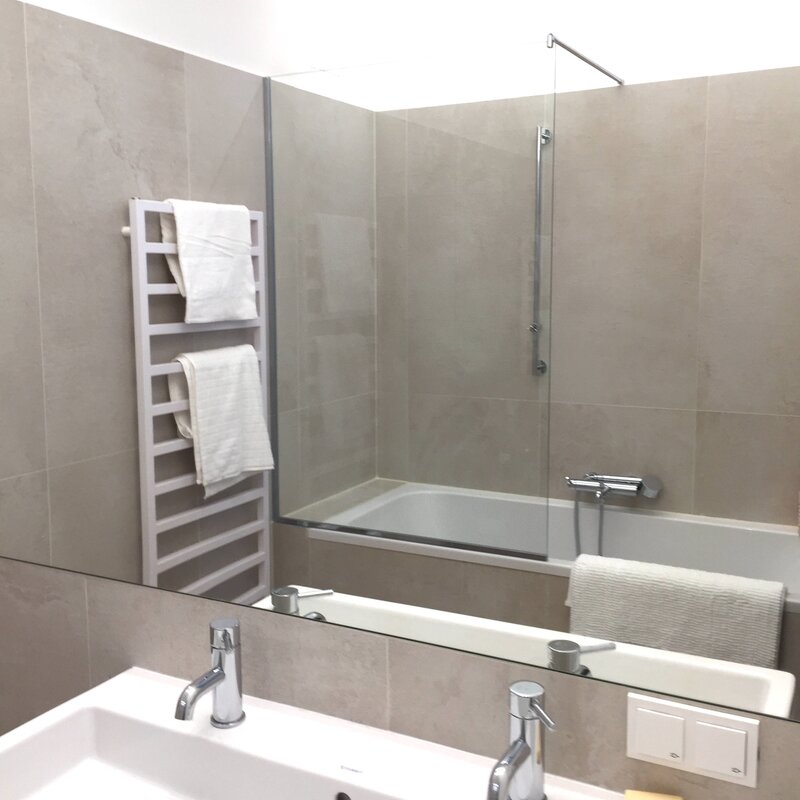 Badezimmer mit Doppelwaschbecken