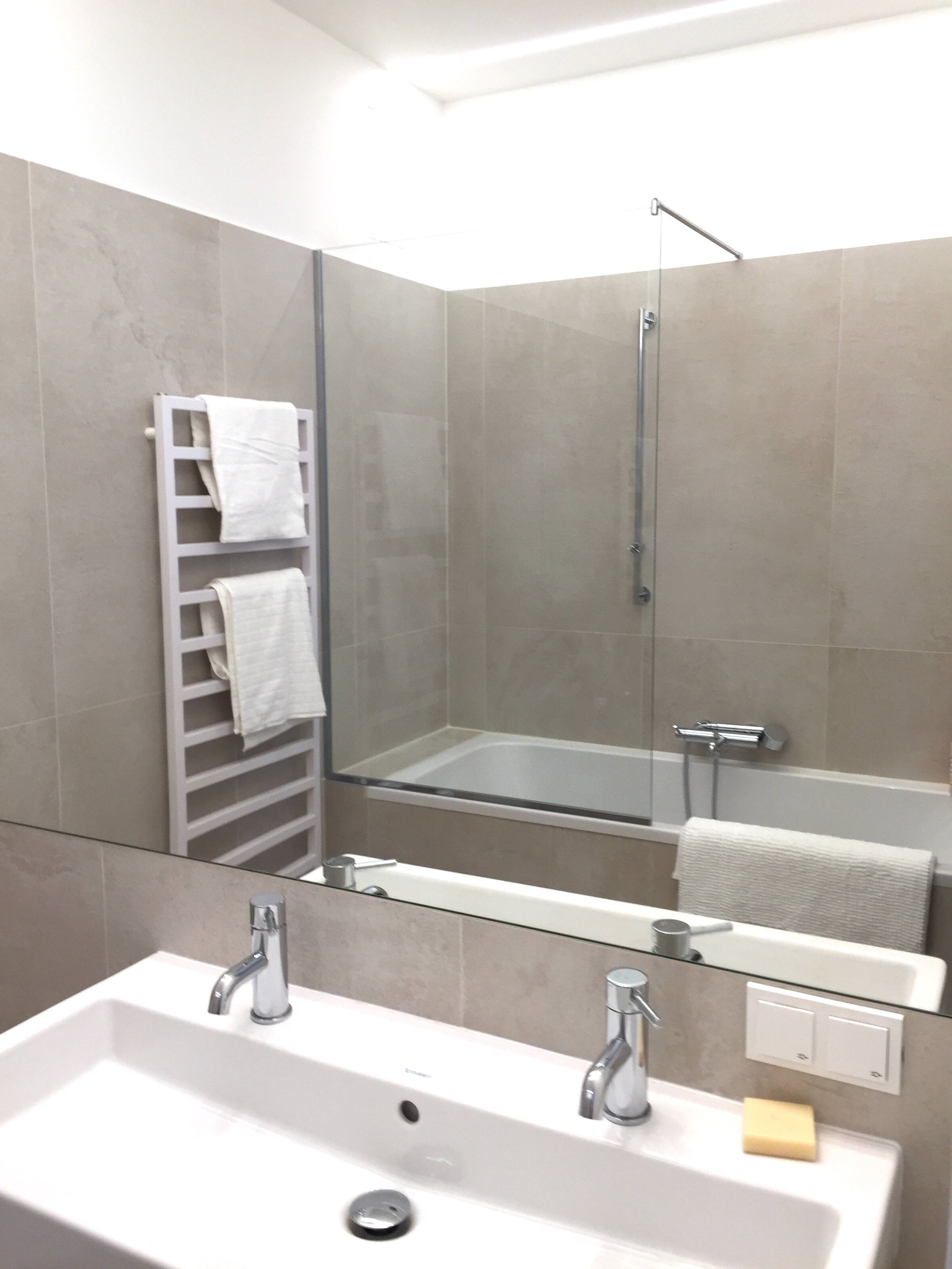 Badezimmer mit Doppelwaschbecken