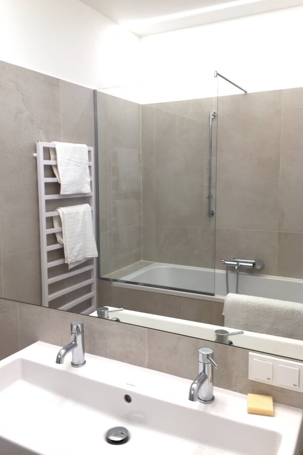 Badezimmer mit Doppelwaschbecken