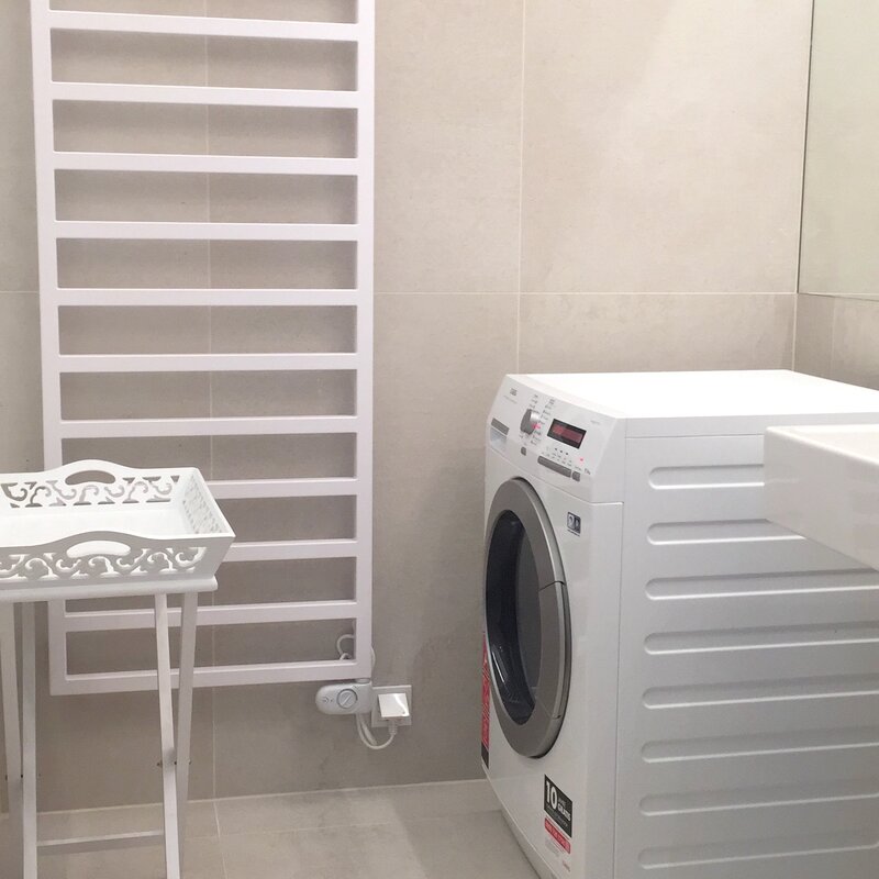 Bad mit neuem AEG Waschtrockner