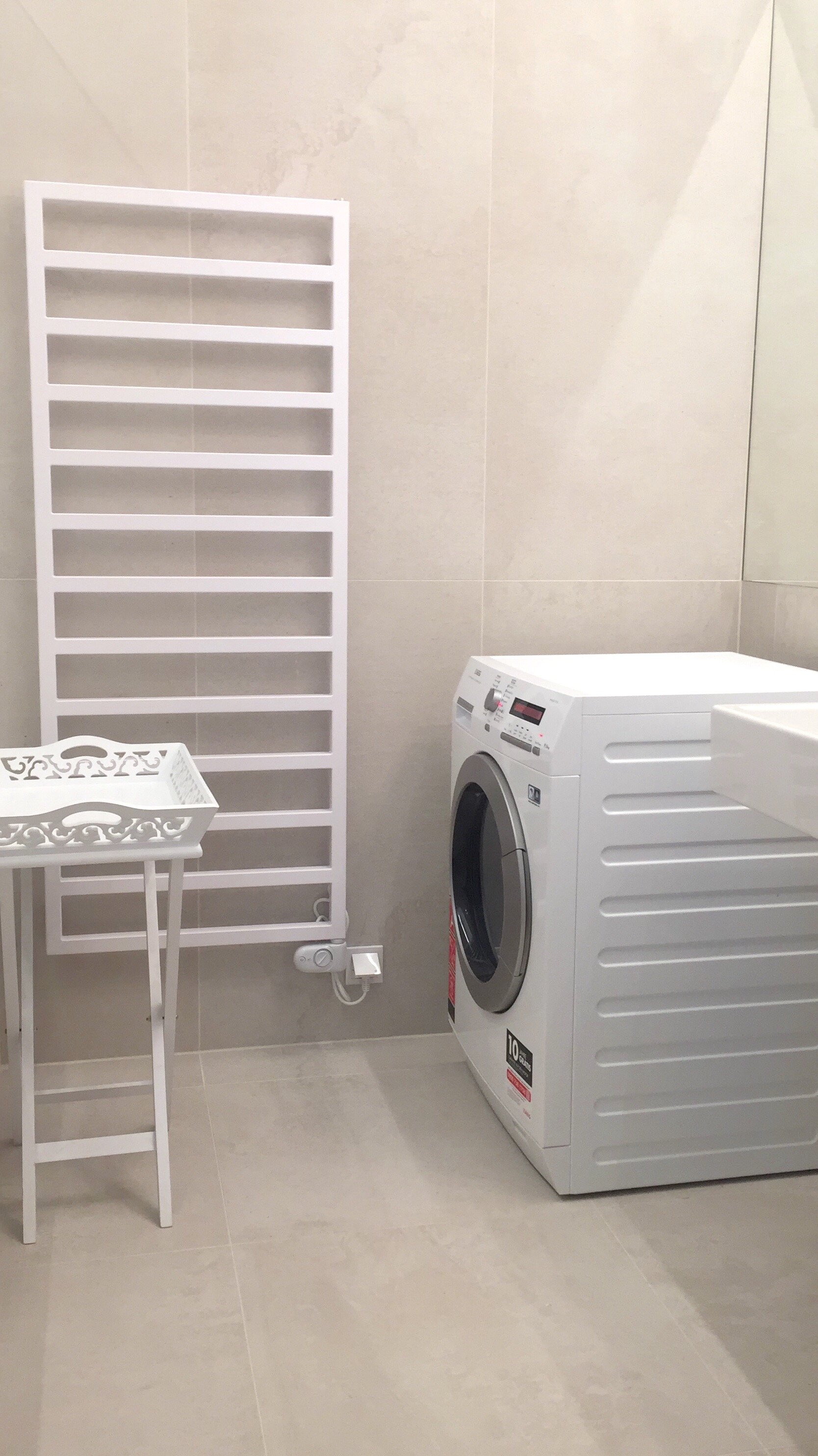 Bad mit neuem AEG Waschtrockner