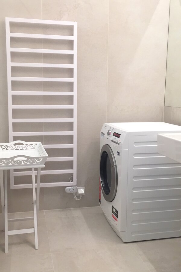 Bad mit neuem AEG Waschtrockner