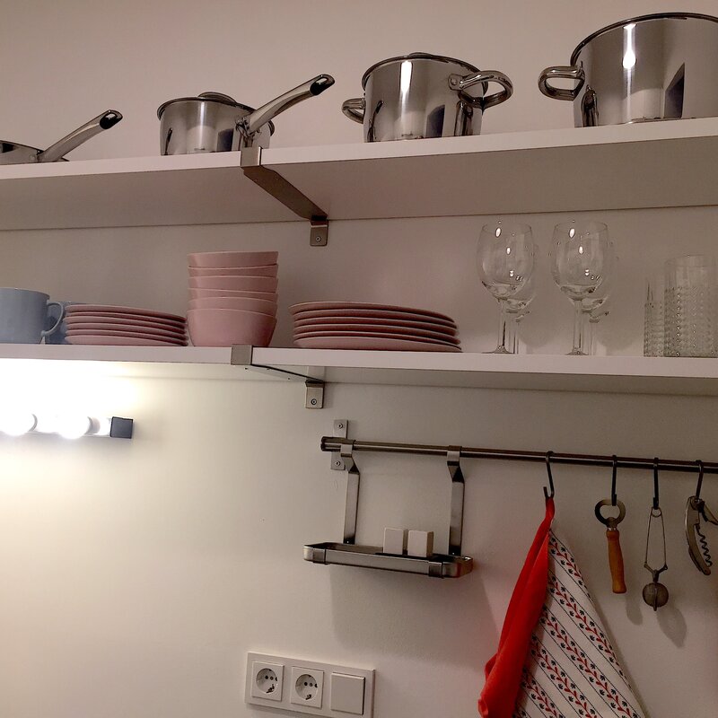 Küchezeile rechts mit Geschirr-Regal