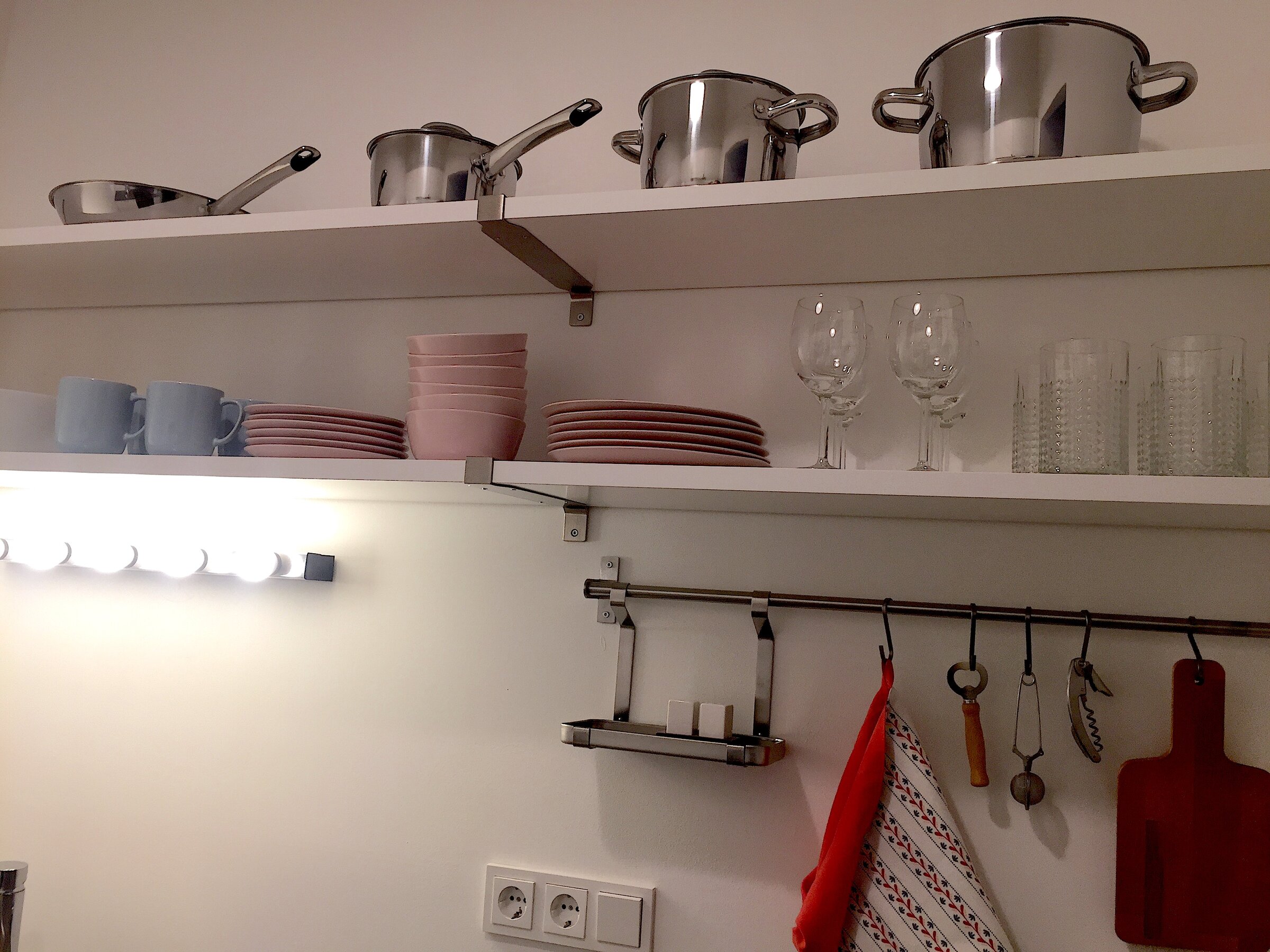 Küchezeile rechts mit Geschirr-Regal