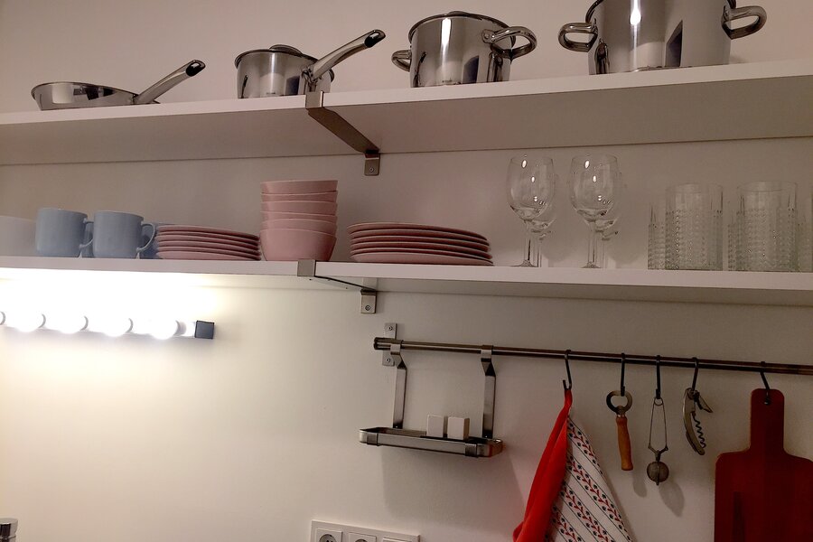 Küchezeile rechts mit Geschirr-Regal