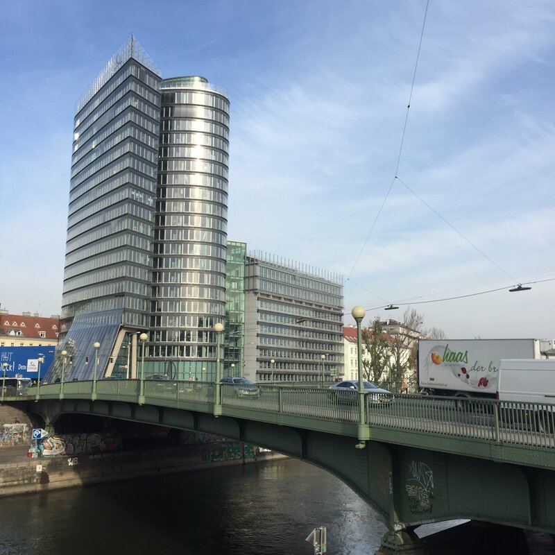 Aspernbrücke mit John Harris Fitness Center um die Ecke Ferdinandstrasse