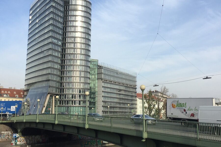 Aspernbrücke mit John Harris Fitness Center um die Ecke Ferdinandstrasse
