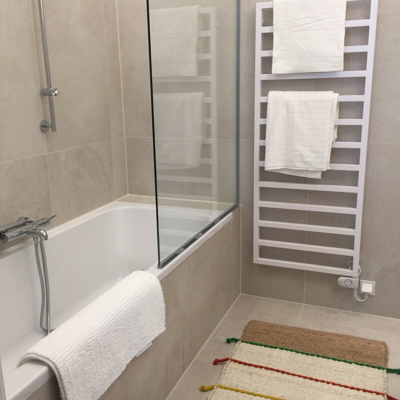 Badezimmer mit Handtuchwärmer