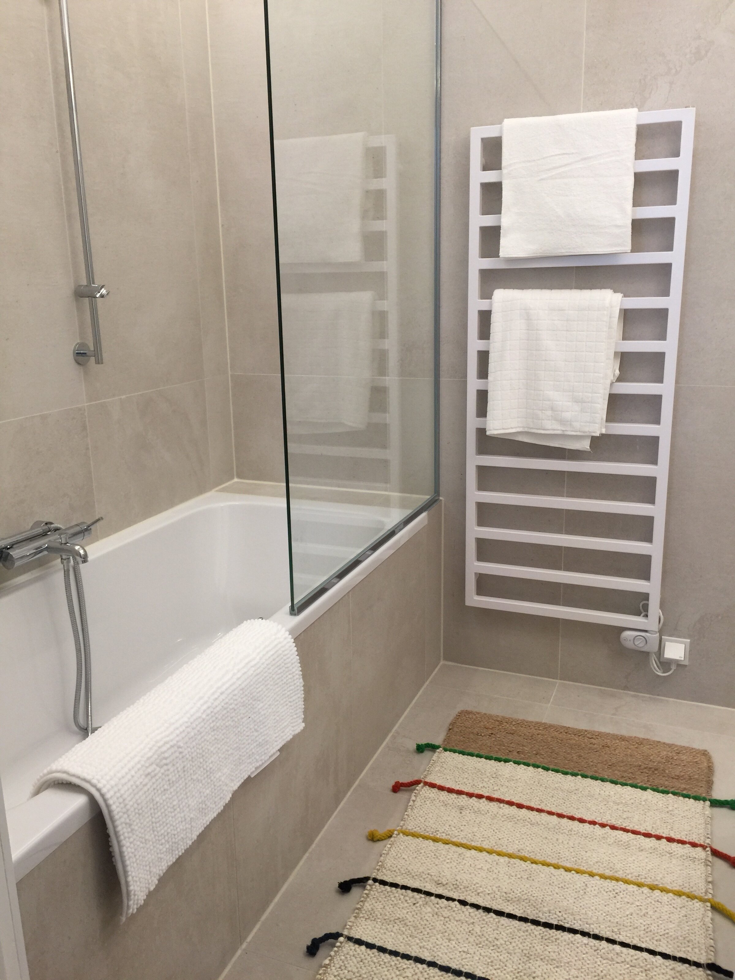 Badezimmer mit Handtuchwärmer