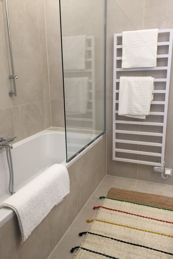 Badezimmer mit Handtuchwärmer