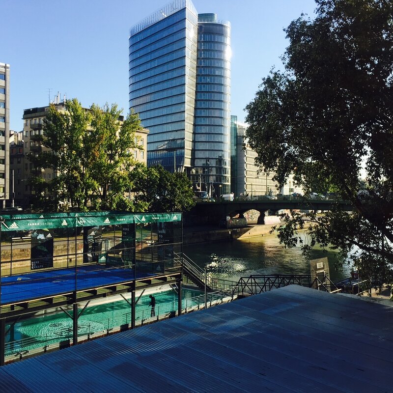 Badeschiff um die Ecke  | © Jeanne Szilit