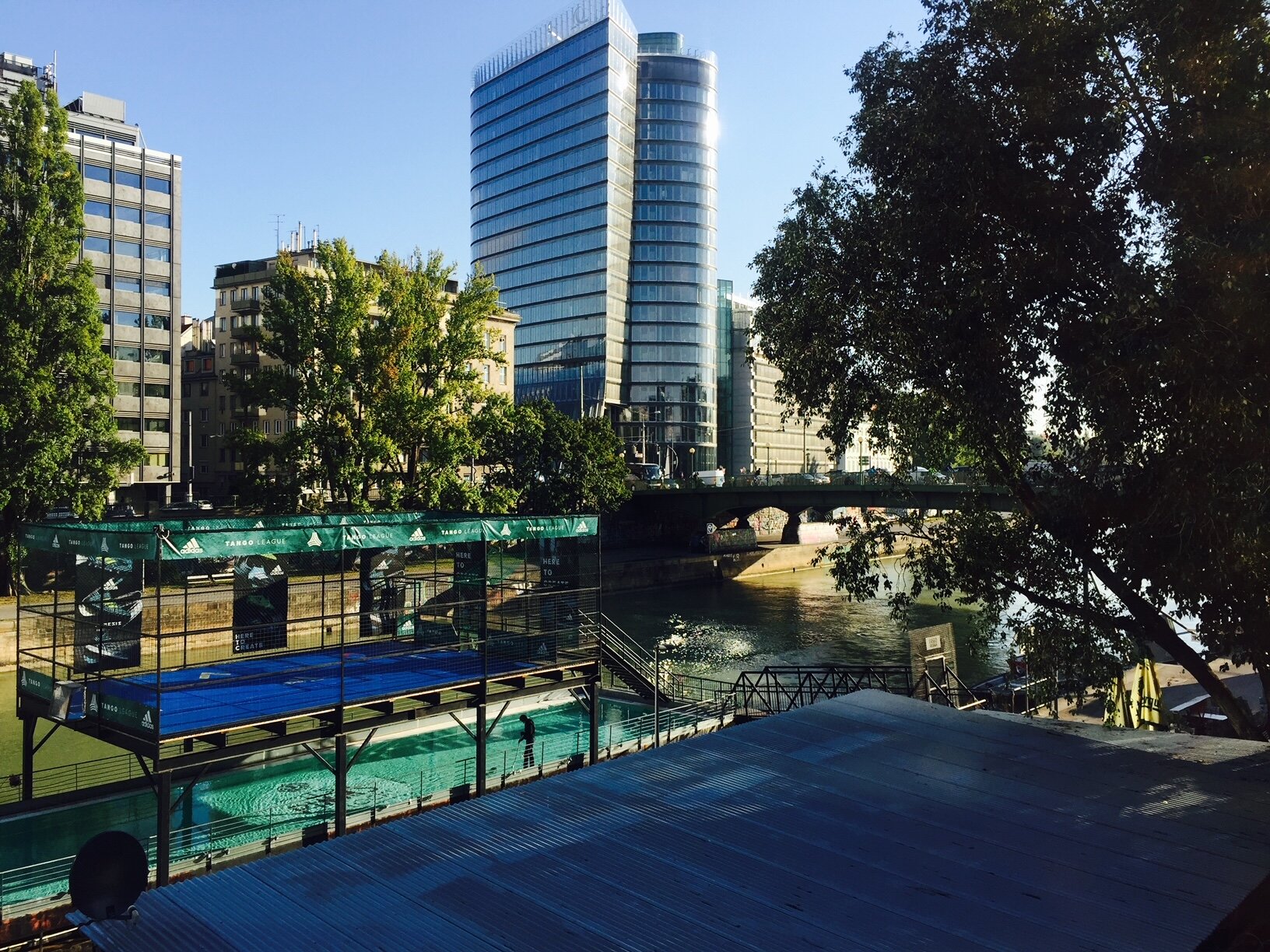 Badeschiff um die Ecke  | © Jeanne Szilit