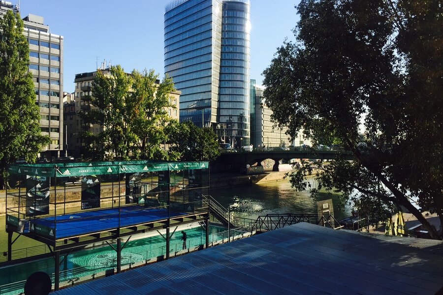 Badeschiff um die Ecke  | © Jeanne Szilit