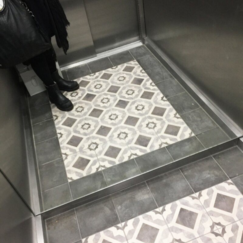 Aufzug mit Original Fliessen | © Jeanne Szilit