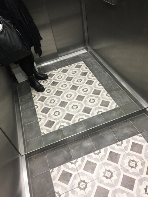 Aufzug mit Original Fliessen | © Jeanne Szilit