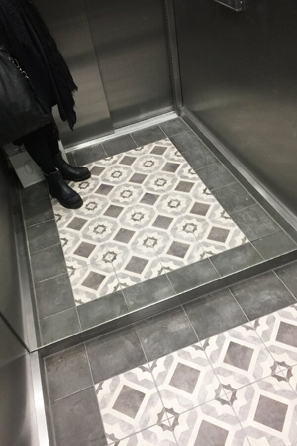 Aufzug mit Original Fliessen | © Jeanne Szilit