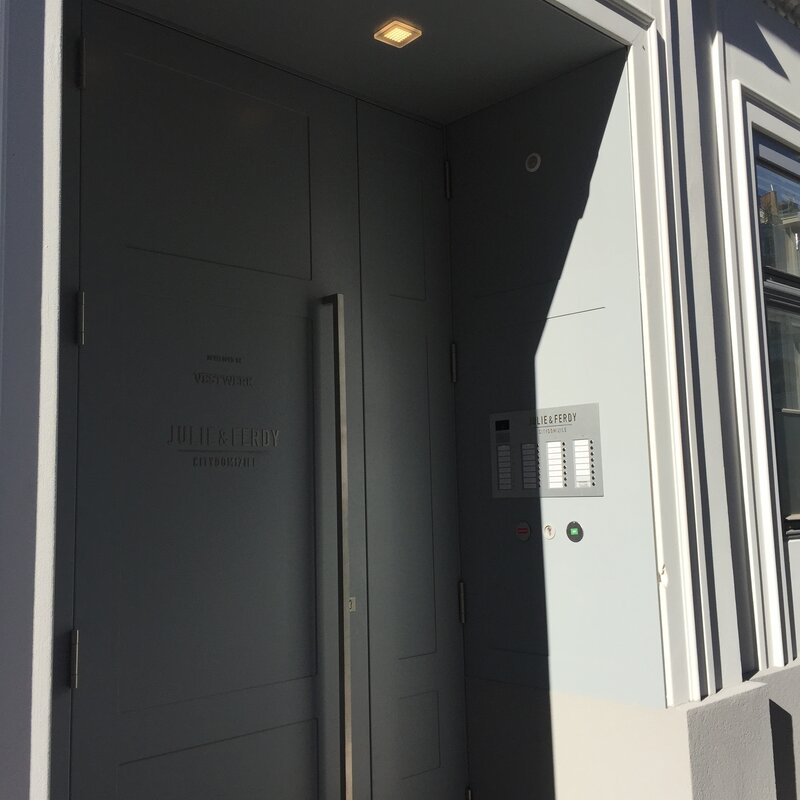 Eingangstür mit automatischem Türöffner