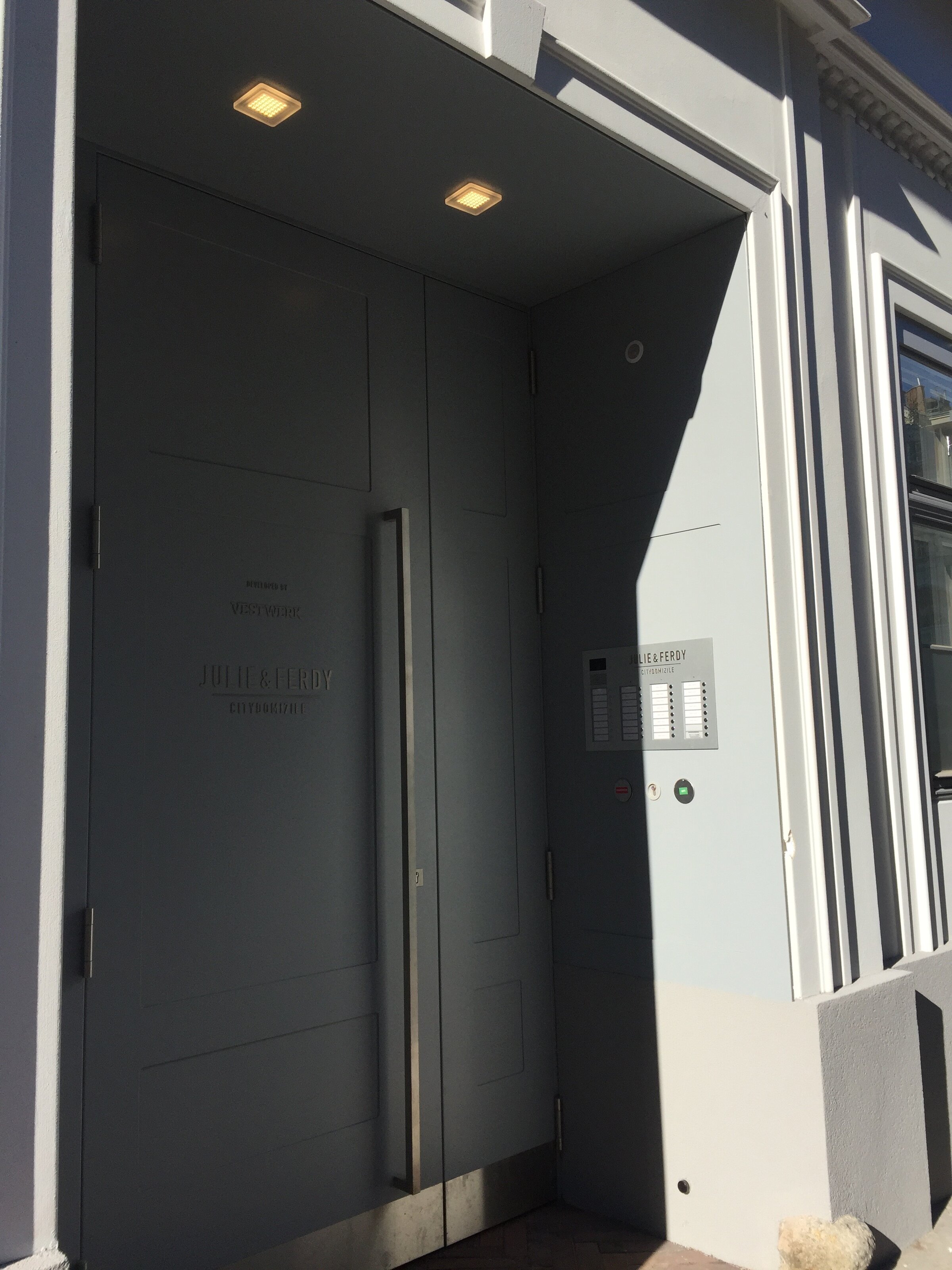 Eingangstür mit automatischem Türöffner